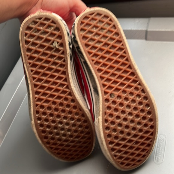 Red vans - Picture 3 of 5